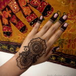 Фото интересного рисунка хной на теле 13.11.2020 №362 -henna tattoo- tatufoto.com