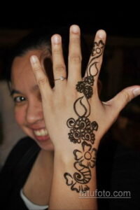 Фото интересного рисунка хной на теле 13.11.2020 №424 -henna tattoo- tatufoto.com