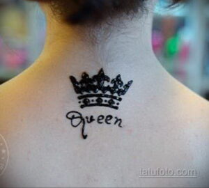 Фото тату мехенди на спине: изображение короны и надписи "Queen", выполненные в технике мехенди с использованием натуральной хны.