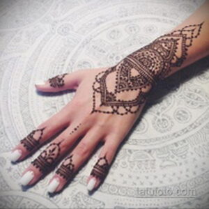 Фото тату мехенди на руке, с детальным узором, покрывающим ладонь и запястье. Использование темных и светлых оттенков для создания объема.