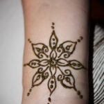 Фото интересного рисунка хной на теле 13.11.2020 №593 -henna tattoo- tatufoto.com