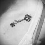 Фото тату надпись "Believe" с изображением слона на ключице. Простой и лаконичный дизайн в черно-белом цвете. Идеально для тех, кто верит в свои силы.