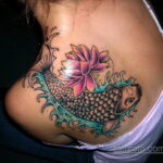 Фото тату: цветная татуировка карпа кои и цветка лотоса на спине женщины. Японский стиль, детализированный рисунок, символика мужества и духовности.