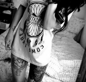 Фото татуировок на теле девушки в стиле old school и blackwork. Изображения ластовок, ловца снов и других символов.