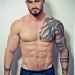 Фото крутого мужского рисунка тату 15.11.2020 №045 -cool man tattoo- tatufoto.com