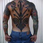 Фото крутого мужского рисунка тату 15.11.2020 №047 -cool man tattoo- tatufoto.com