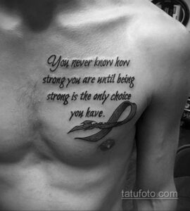Фото тату с мотивирующей надписью "You never know how strong you are until being strong is the only choice you have." и изображением ленты на груди мужчины.