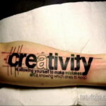 Фото тату: татуировка на предплечье с надписью 'creativity is allowing yourself to make mistakes art is knowing which ones to keep'. Рисунок татуировки выполнен в современном стиле.