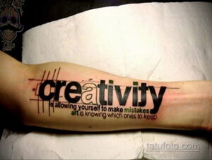 Фото тату: татуировка на предплечье с надписью 'creativity is allowing yourself to make mistakes art is knowing which ones to keep'. Рисунок татуировки выполнен в современном стиле.