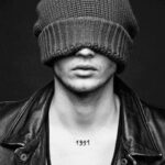 Фото татуировки на груди с изображением года рождения (1991). Минималистичный дизайн с использованием простых цифр.