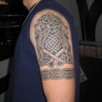 Фото крутого мужского рисунка тату 15.11.2020 №323 -cool man tattoo- tatufoto.com