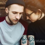 Фотография пары, обнимающей друг друга, с татуировками на руках в виде орнаментов и узоров.