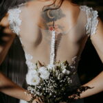 Фото невесты с татуировками 10.11.2020 №004 -bride with tattoo- tatufoto.com