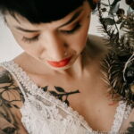 Фото невесты с татуировками 10.11.2020 №040 -bride with tattoo- tatufoto.com