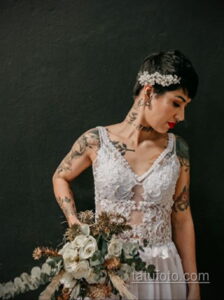 Фото невесты с татуировками 10.11.2020 №044 -bride with tattoo- tatufoto.com