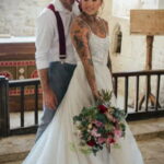 Фото невесты с татуировками 10.11.2020 №050 -bride with tattoo- tatufoto.com