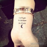 Фото тату: надпись 'I love you to the moon and back' и изображение луны на запястье, минималистичный дизайн, женская татуировка.