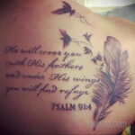 Фото тату на спине с изображением пера, птиц и надписи 'He will cover you with His feathers and under His wings you will find refuge PSALM 91:4'.