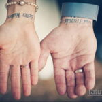 Фото тату: парные татуировки с надписью 'Best Friends' на запястьях двух людей, символизирующие крепкую дружбу и близость.