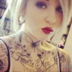 Фото тату: Большая, красочная татуировка бабочки с надписью "Fammille Mon Coeur" на шее и плече девушки. Детализированный рисунок в ярких тонах.