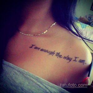 Фото тату с надписью "I am enough the way I am..." на груди девушки. Простой, но вдохновляющий рисунок.