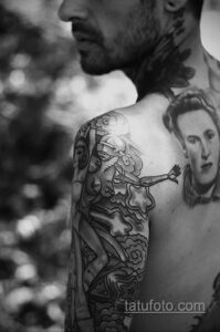 Фото татуировки с изображением мифического существа на плече мужчины. Черно-белая татуировка в стиле графика.