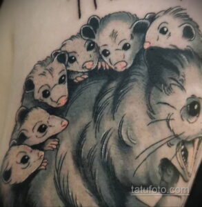 Фото тату с изображением нескольких опоссумов, сложенных друг на друга. Черно-серый рисунок татуировки с детальной проработкой мордочек и шерсти.