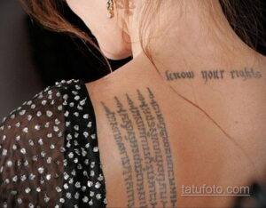 Фото тату: татуировка на шее, сочетающая сакральные символы и надпись "know your rights". Изображены линии символов и иероглифов.