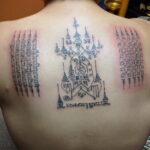 Фото тату: простая, но эффектная сакральная татуировка на спине, выполненная в черном цвете.