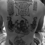 Фото тату: впечатляющая татуировка сак янт, покрывающая всю спину. Сложные узоры, мифические существа и священные тексты создают мощный защитный оберег.