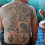 Фото тату: Полностью покрытая татуировками спина мужчины в стиле сакральной геометрии. Черные линии, сложные узоры, религиозные символы.