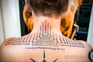 Фото тату: сложный сакральный узор татуировки сак янт на шее и плече мужчины, выполненный черными чернилами.