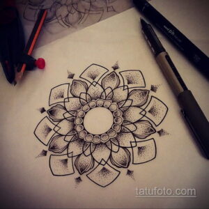 Черно-белый эскиз татуировки мандалы, выполненный точечной техникой (dotwork). Детализированный рисунок на белом фоне с инструментами для рисования.