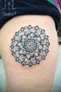 Фото тату: Мандала, выполненная в технике dotwork, на бедре. Использованы только точки для создания рисунка.