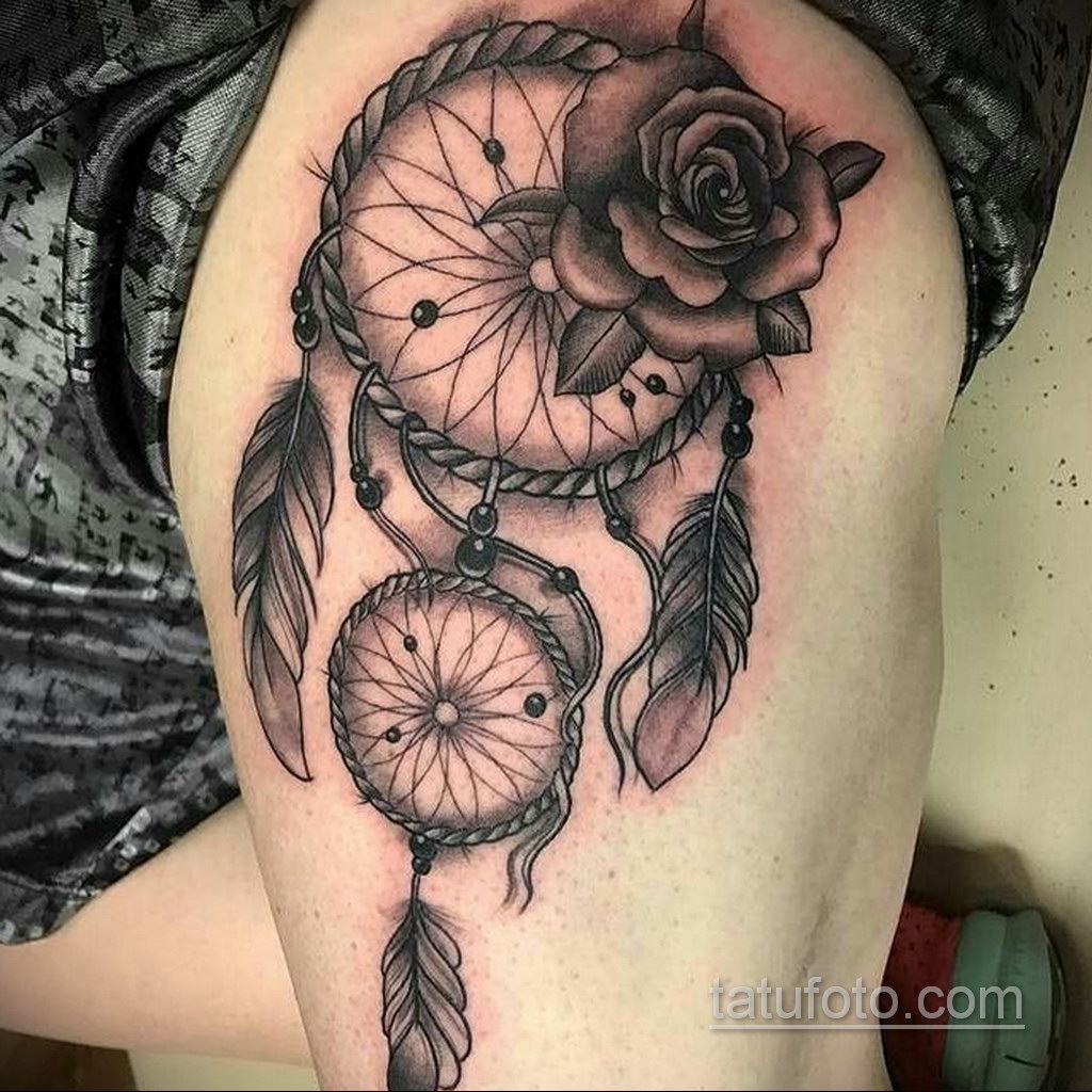 Татуировки на бедре Ловец снов с розами