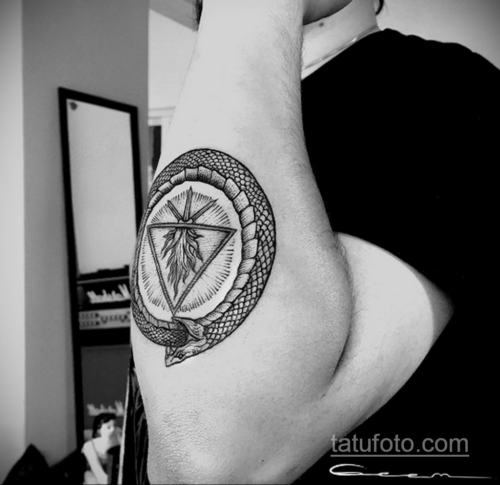 Фото рисунка тату с треугольником 22.11.2020 №029 -triangle tattoo- tatufoto.com