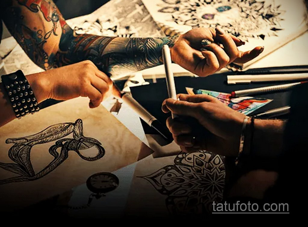 Фото тату мастер в работе 16.11.2020 №010 -tattoo artist at work- tatufoto.com