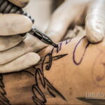 Фото тату мастер в работе 16.11.2020 №017 -tattoo artist at work- tatufoto.com