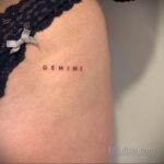 Фото тату надписи 'Gemini' выполненной тонким шрифтом на коже руки. Небольшая и изящная татуировка, символизирующая знак зодиака Близнецы.