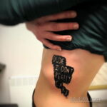 Фото татуировки на ребрах 11.11.2020 №021 -ribs tattoo- tatufoto.com