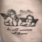 Фото тату: два ангела в стиле реализм с надписью 'Die with memories not dreams', выполненная на руке человека. Черно-белая татуировка.