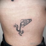 Фото татуировки на ребрах 11.11.2020 №043 -ribs tattoo- tatufoto.com