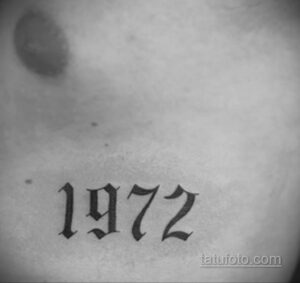 Фото тату: простая, но значимая татуировка с датой '1972', выполненная черными чернилами. Лаконичный рисунок татуировки.