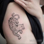 Фото татуировки на ребрах 11.11.2020 №070 -ribs tattoo- tatufoto.com