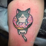 Фото татуировки с пончиком 22.11.2020 №001 -donut tattoo- tatufoto.com