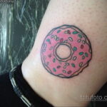 Фото татуировки с пончиком 22.11.2020 №003 -donut tattoo- tatufoto.com