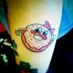 Фото татуировки с пончиком 22.11.2020 №006 -donut tattoo- tatufoto.com