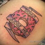 Фото татуировки с пончиком 22.11.2020 №008 -donut tattoo- tatufoto.com
