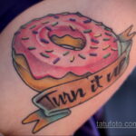 Фото татуировки с пончиком 22.11.2020 №010 -donut tattoo- tatufoto.com