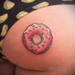 Фото татуировки с пончиком 22.11.2020 №019 -donut tattoo- tatufoto.com